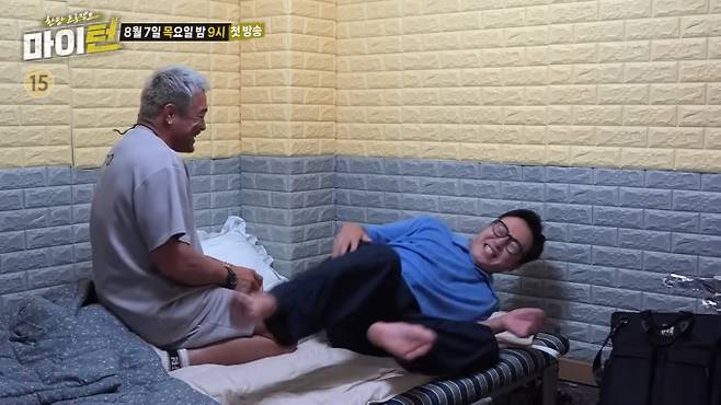 SBS 새 예능 '한탕 프로젝트 마이 턴'(마이턴)이 오늘(7일) 밤 9시 첫 방송을 통해 베일을 벗는다. '한탕 프로젝트 마이 턴'은 각자의 욕망을 가진 7명의 스타가 가상의 트로트 아이돌 그룹을 결성하는 과정을 담은 페이크 리얼리티 쇼다. 연예대상 수상을 노리는 제작자 마이턴 이경규와 트로트 오디션 2위의 한을 풀고 1등을 꿈꾸는 마이턴 박지현을 중심으로 탁재훈, 추성훈, 이수지, 김원훈, 남윤수가 얽히고설키며 예측 불가능한 웃음을 선사할 예정이다.