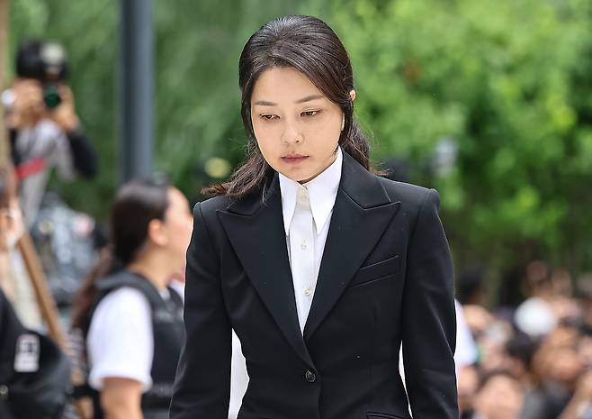 윤석열 전 대통령 부인 김건희 여사가 6일 서울 종로구에 마련된 김건희 특검팀(특별검사 민중기) 사무실로 조사를 받기 위해 출석하고 있다./뉴스1