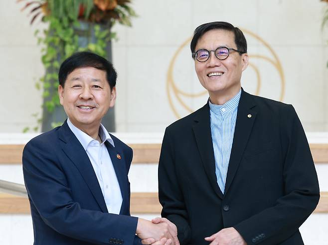 7일 서울 중구 한국은행을 찾은 구윤철 경제부총리(왼쪽)가 이창용 한은 총재와 면담에 앞서 악수하고 있다. /한국은행