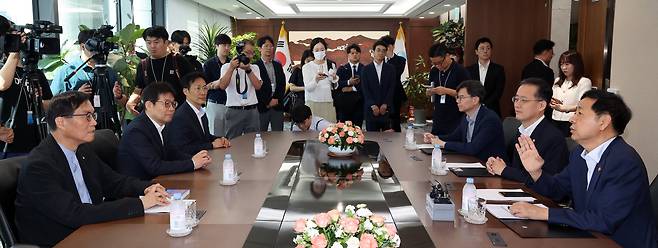 구윤철 경제부총리 겸 기획재정부 장관(맨 오른쪽)이 7일 서울 중구 남대문로 한국은행에서 이창용 한은 총재(맨 왼쪽)를 만나 대화를 나누고 있다. /사진공동취재단, 뉴스1