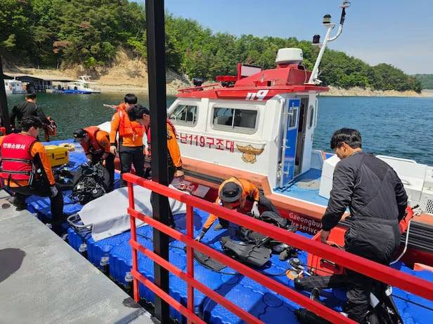 지난 5월 19일 안동시 성곡동 안동댐 선착장 인근에서 경북소방본부 119구조대원들이 인양한 시신을 수습하고 있다. 시신은 머리와 발목 등 신체 일부가 훼손됐지만 대체로 온전한 상태였다. /권광순 기자