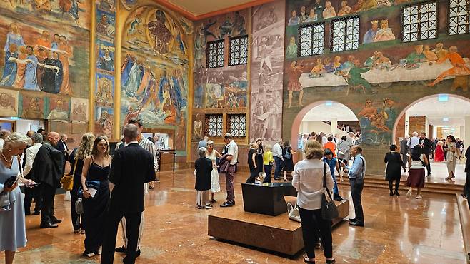 오스트리아 명지휘자 칼 뵘 이름을 딴 칼 뵘홀. 모차르트 하우스와 펠젠라이트슐레 극장 사이에 있다. 공연 전후 휴게공간으로 쓰인다. 벽에 멋진 그림이 그려져 있다. 작년 8월 방문 때 찍었다./김기철기자