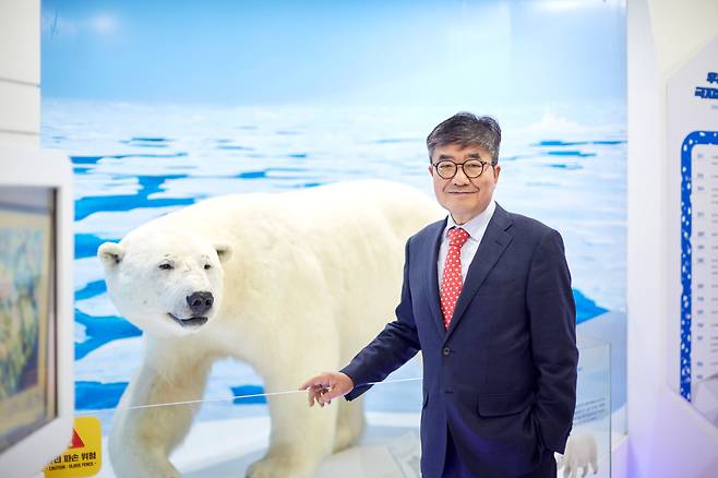 극지연구소 홍보관에 있는 북극곰 박제 앞에 서 있는 신형철 극지연구소장. 신 소장은 “한국은 남북극 과학기지와 쇄빙연구선을 활용해 세계적으로 극지 연구를 선도하고 있다”고 밝혔다./극지연구소