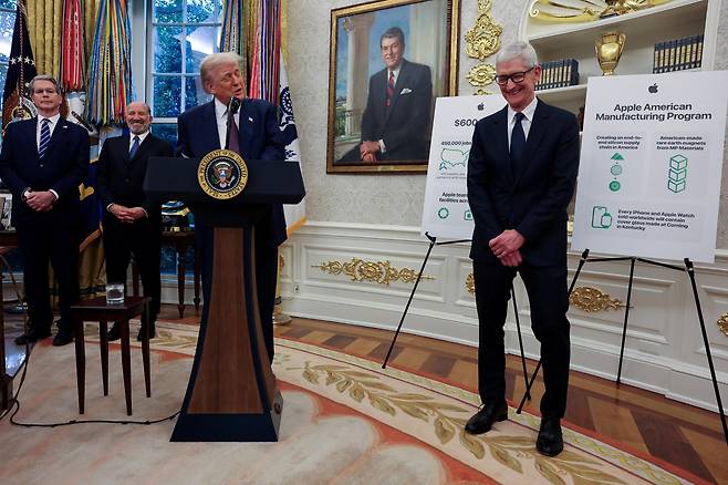 트럼프 대통령이 6일(현지시각) 애플이 1000억달러 규모의 투자 계획을 발표한 백악관 행사에서 발언하고 있다./연합뉴스