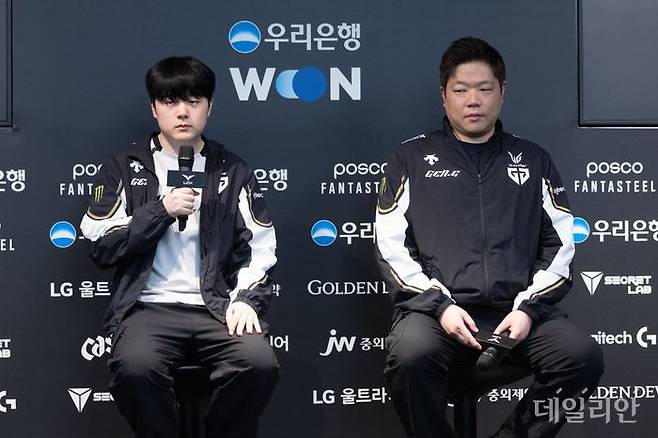 '캐니언' 김건부(왼쪽)과 김정수 젠지 감독이 7일 서울 종로구 LCK 아레나에서 열린 2025 LoL 챔피언스 코리아(LCK) 정규 시즌 4라운드 경기를 마치고 기자들에게 소감을 밝히고 있다. ⓒ데일리안 황지현 기자