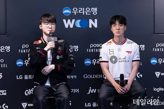 '페이커' 이상혁(왼쪽)과 김정균 T1 감독이 7일 서울 종로구 LCK 아레나에서 열린 2025 LoL 챔피언스 코리아 정규 시즌 4라운드 경기를 마치고 기자들에게 소감을 밝히고 있다. ⓒ데일리안 황지현 기자