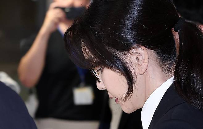 윤석열 전 대통령의 부인 김건희 여사가 6일 서울 종로구 KT광화문빌딩에 마련된 김건희 특검팀(특별검사 민중기) 사무실에서 조사를 마친 후 귀가하고 있다. 2025.8.6/뉴스1