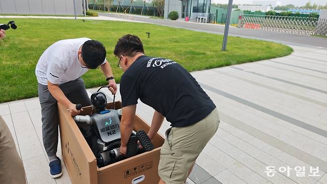 4일 로봇 스타트업 쑹옌둥리 본사에서 휴머노이드 로봇 N2를 배송용 박스에 포장하는 모습. 업체 관계자는 “전원만 켜면 바로 작동시킬 수 있다”고 설명했다. 베이징=김철중 특파원 tnf@donga.com