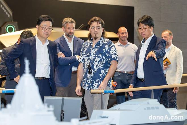 6일 HD현대 글로벌R&D센터를 방문한 팔머 럭키(Palmer Luckey) 안두릴 공동설립자가 HD현대가 개발 중인 무인수상정에 대한 설명을 듣고 있다. (앞줄 왼쪽부터) 주원호 HD현대중공업 특수선사업 대표, 팔머 럭키 안두릴 공동설립자.