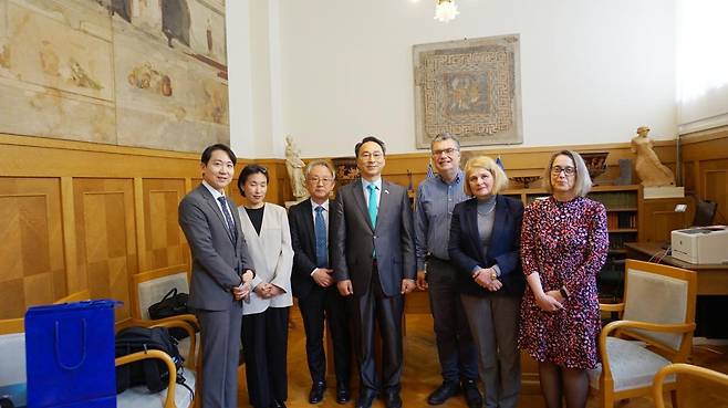 우동식 국립인천해양박물관장(왼쪽 넷째)과 니콜렌초스 그리스 국립고고학박물관장대행(왼쪽 다섯째)이 5월 그리스에서 공동전시를 논의한 후 기념촬영을 하고 있다. 국립인천해양박물관 제공.