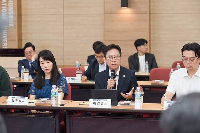 배경훈 과학기술정보통신부 장관이 7일 오후 충북대를 방문해 기초연구진흥 개선방안을 논의하고 있다. 과학기술정보통신부 제공