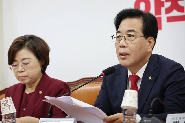 송언석(오른쪽) 국민의힘 비상대책위원장 겸 원내대표가 7일 국회 본청에서 열린 당 비상대책위원회의에서 발언하고 있다.<연합뉴스 사진>