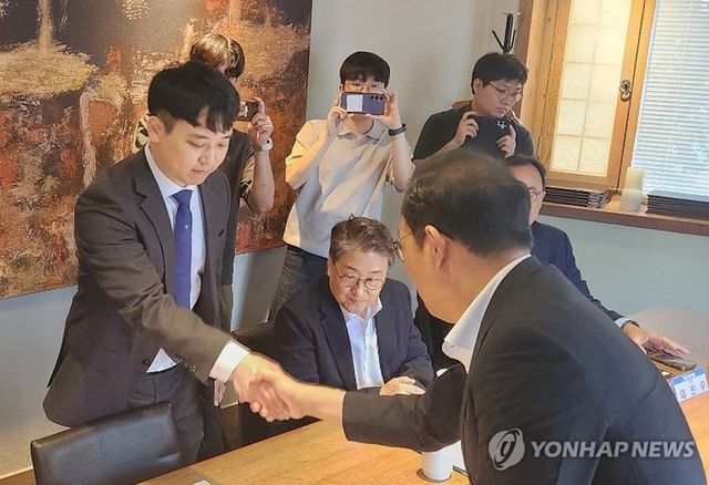 7일 서울 중구 달개비에서 열린 3차 수련협의체 회의에서 한성존 대한전공의협의회 비대위원장(왼쪽)과 김국일 보건의료정책관이 악수하고 있다.  연합뉴스