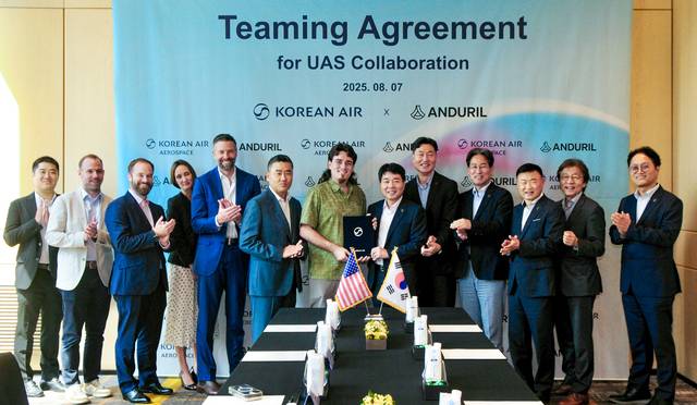 대한항공은 7일 서울 종로구 포시즌스 호텔에서 미국 방산기업 안두릴(Anduril)과 한국 및 아시아·태평양 지역 무인 항공기 분야의 파트너십 구축을 위한 협력합의서(TA·Teaming Agreement)에 협약식을 열고, 관련 합의서에 서명했다. 협약식에 참석한 임진규 대한항공 항공우주사업본부장(오른쪽에서 여섯번째), 팔머 럭키 안두릴 창업자(오른쪽에서 일곱번째)를 비롯한 양사 관계자들이 기념촬영을 하고 있다.