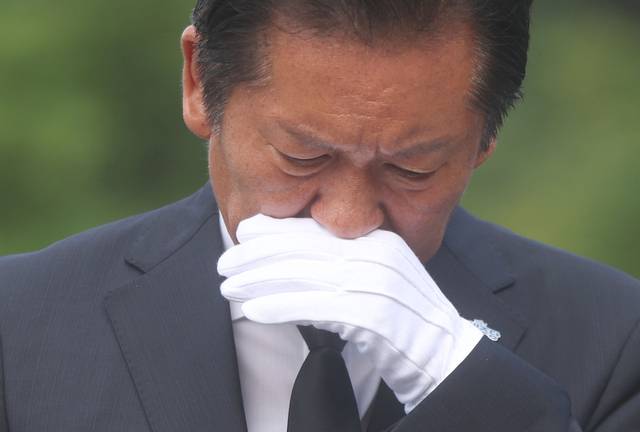 정청래 신임 더불어민주당 대표가 7일 오전 경남 김해시 진영읍 봉하마을을 방문해 고 노무현 전 대통령 묘역을 참배하며 손으로 얼굴을 닦고 있다. [연합뉴스]