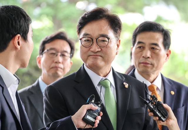 우원식 국회의장이 7일 서울고등검찰청에 마련된 내란 특검 사무실에 참고인 신분으로 출석하며 취재진 질문에 답하고 있다. 이슬기 기자 9904sul@