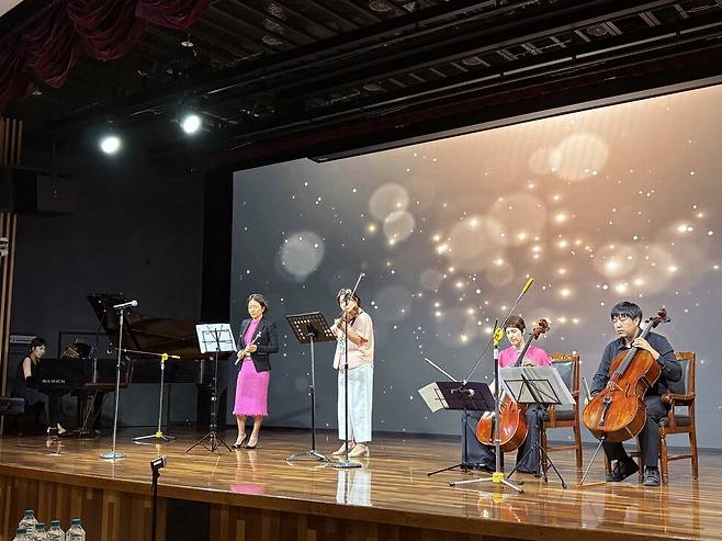 지난달 26일 서울 송파구 서울아산병원에 300여 명의 젊은 유방암 환자와 가족이 모여 진행한 심포지엄 `나의 유방암 이야기’에서 김희정 교수와 김 교수에게 치료받았던 환자들이 4중주 연주를 함께 연습해 선보였다. 최지현 기자