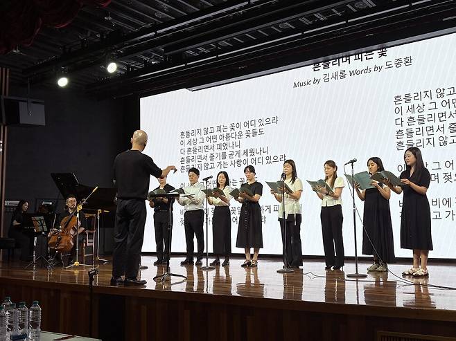 지난달 26일 서울 송파구 서울아산병원에 300여 명의 젊은 유방암 환자와 가족이 모여 진행한 심포지엄 `나의 유방암 이야기’에서 암환자와 가족이 활동하는 합창단 ‘위하모니아’가 공연하는 모습. 최지현 기자