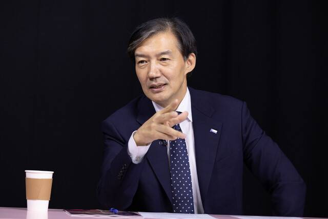 조국 전 조국혁신당 대표가 한겨레 신문사 스튜디오에서 인터뷰를 하고 있다. 한겨레 자료사진