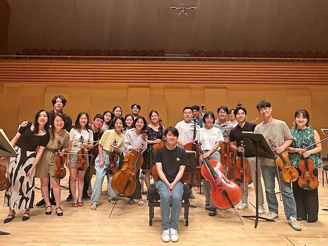 발트앙상블이 2023년 피아니스트 조성진과 협연을 마치고 찍은 사진. 조성진의 제안으로 공연이 성사됐다. 발트앙상블 제공