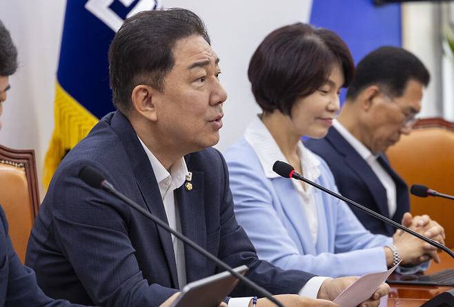 더불어민주당 김병기 원내대표가 7일 오전 국회에서 열린 원내대책회의에서 8월 발언하고 있다. 연합뉴스