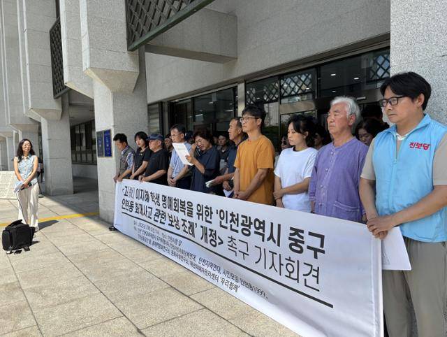 고 이지혜양 명예 회복을 위해 7일 인천시청 앞에서 열린 '인천 중구 인현동 화재사고 보상 조례 개정' 촉구 기자회견에서 이양의 어머니 김영순씨가 발언을 하다 눈물을 훔치고 있다. 이환직 기자