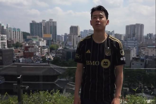 손흥민이 서울 동대문에서 LAFC 유니폼을 입고 오피셜 사진을 찍었다. 사진=LAFC