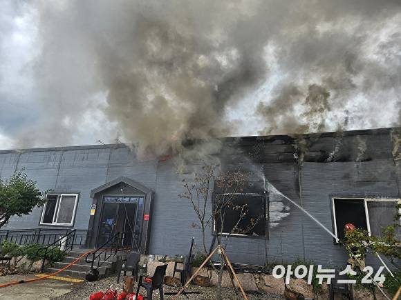 6일 오후 1시 37분쯤 상주시 중동면 소재 음식점에서 불이 나 출동한 소방당국이 화재 진압을 하고 있다. [사진=경북소방본부 ]