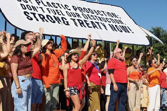 전 세계 수백 명의 시민과 시민사회 단체가 INC-5.2가 열리고 있는 제네바에서 인간과 지구를 우선하는 야심차고 법적 구속력이 있는 플라스틱 조약을 요구하고 있다. 시위대는 노란색, 빨간색, 주황색 옷을 입고 시위에 참여했다. 화석 연료에서 대량 생산되는 플라스틱의 무분별한 생산으로 인한 위기의 심각성과 위험을 상징한다. [사진=그린피스]