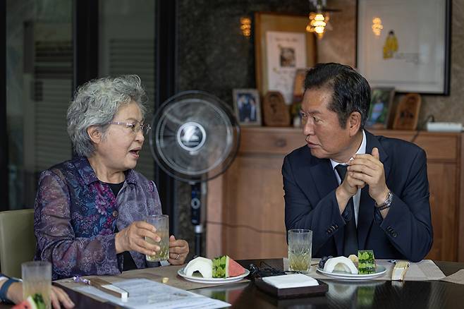정청래 더불어민주당 대표가 7일 경남 김해 봉하마을을 찾아 고 노무현 전 대통령 부인 권양숙 여사를 예방하는 모습 [사진=더불어민주당 제공]