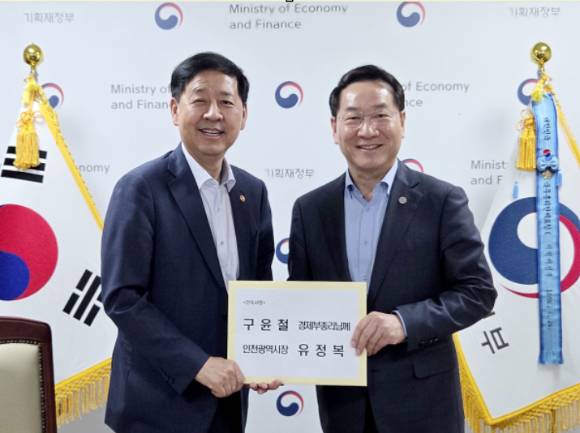 유정복 인천광역시장이 7일 정부서울청사에서 구윤철 경제부총리에게 건의 사항을 전달하고 있다. [사진=인천시]