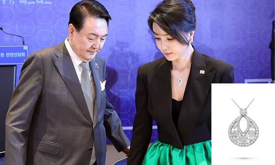 2022년 6월 나토 순방 당시 김건희 여사는 반 클리프 앤 아펠의 목걸이를 착용한 채 동포 만찬 간담회에 참석했다. 대통령실사진기자단