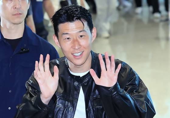 잉글랜드 프리미어 리그(EPL) 토트넘 훗스퍼와의 동행을 마친 손흥민이 5일 오후 인천국제공항을 통해 출국하고 있다.   손흥민은 현재 미국 메이저리그사커(MLS) LA FC와 협상을 진행 중으로 알려졌다. [뉴스1]