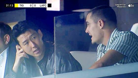 손흥민이 LAFC 경기를 직관 중인 모습이 중계 카메라에 잡혔다. [사진 애플TV 캡처]