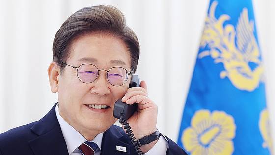 이재명 대통령이 지난 6월 6일 서울 용산구 한남동 관저에서 도널드 트럼프 미국 대통령과 전화 통화를 하기 위해 수화기를 들고 있다. 연합뉴스