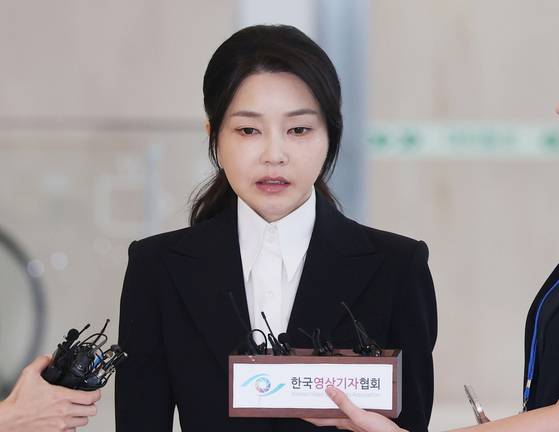 윤석열 전 대통령 부인 김건희 여사가 6일 서울 종로구에 마련된 민중기 특별검사팀 사무실에 피의자 신분으로 출석해 입장을 밝히고 있다. 뉴스1