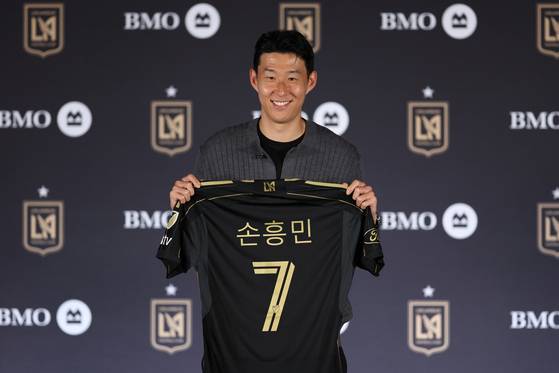 LAFC 유니폼을 든 손흥민. 연합뉴스