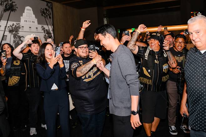 LAFC 팬들에게 인사하는 손흥민. [사진 LAFC]
