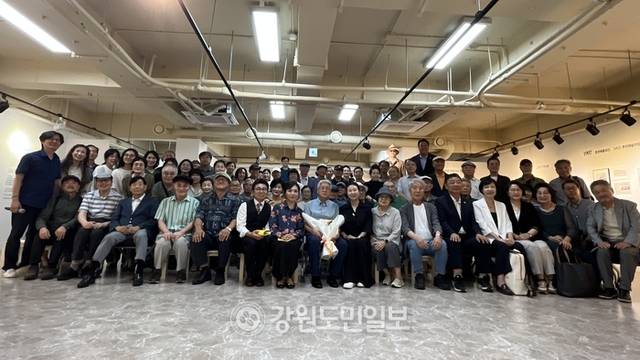 ▲ ‘최지순 연극 아카이브:시간을 잇다’ 전시가 7일 춘천 아트프라자 갤러리에서 개막했다.