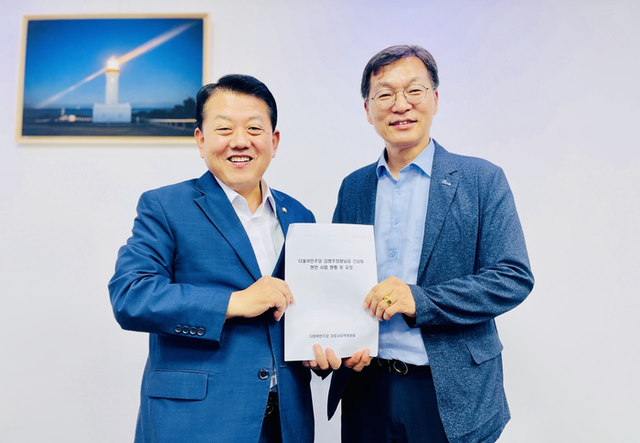 ▲ 더불어민주당 김중남 강릉지역위원장은 지난 6일 국회의원회관을 찾아 김병주 최고위원과 간담회를 갖고, 강릉지역 현안 해결 방안을 논의했다. 민주당 강릉 지역위 제공.
