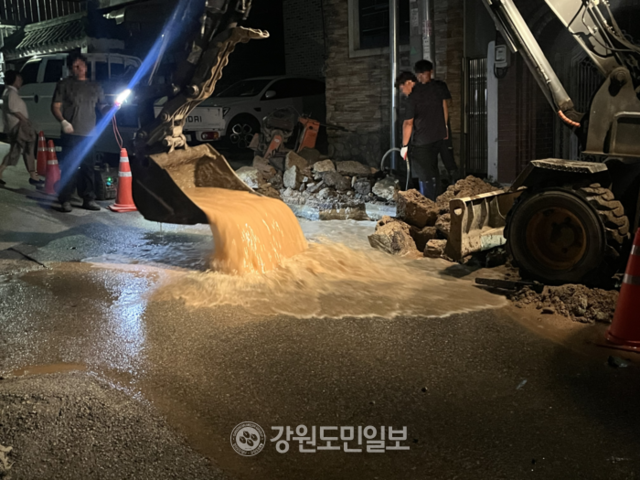 ▲ 7일 오후 8시 59분쯤 춘천 팔호광장 인근 주택가 도로에 상수도관 파열로 인한 누수가 발생해 당국이 보수공사를 하고 있다. 최수현 기자