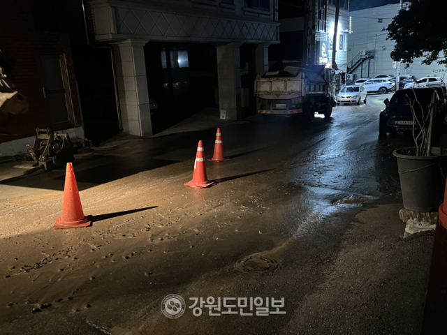 ▲ 7일 오후 8시 59분쯤 춘천 팔호광장 인근 주택가 도로에 상수도관 파열로 인한 누수가 발생해 당국이 보수공사를 하고 있다. 작업으로 도로 일부가 통제된 모습. 최수현 기자