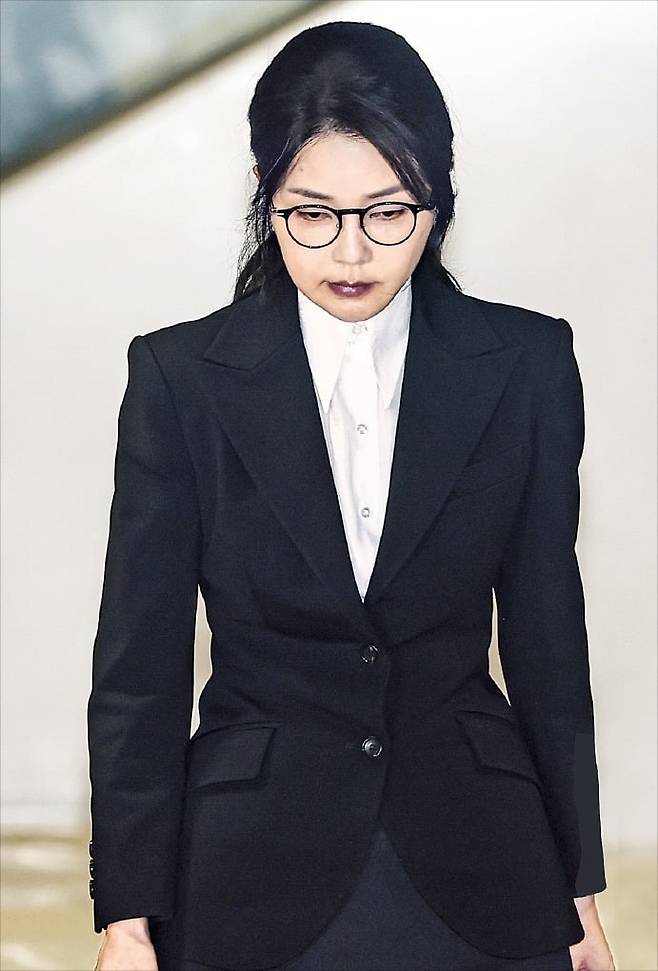 윤석열 전 대통령의 부인 김건희 여사가 6일 10시간에 걸친 민중기 특별검사팀의 조사를 받고 서울 청진동 KT광화문빌딩을 빠져나오고 있다. 전·현직 대통령 배우자가 피의자 신분으로 수사기관의 공개 소환 조사를 받은 것은 이번이 처음이다.  /임형택 기자