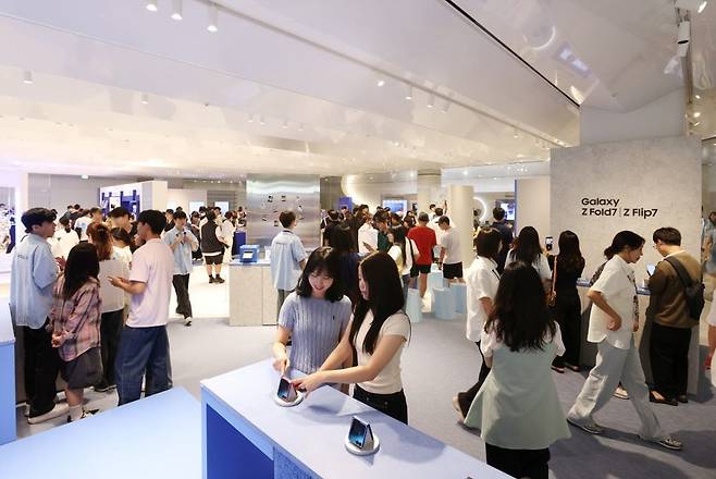 서울 영등포구 더현대 서울에 오픈한 ‘갤럭시 스튜디오’ 전경. 사진=삼성전자