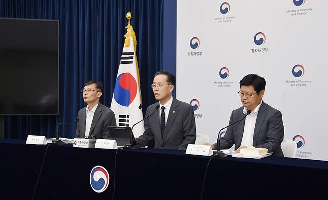 이형일 기획재정부 1차관(가운데)이 지난달 29일 정부세종청사에서 열린 ‘2025년 세제개편안 상세 브리핑’에서 주요 내용을 발표하고 있다. 기획재정부 제공