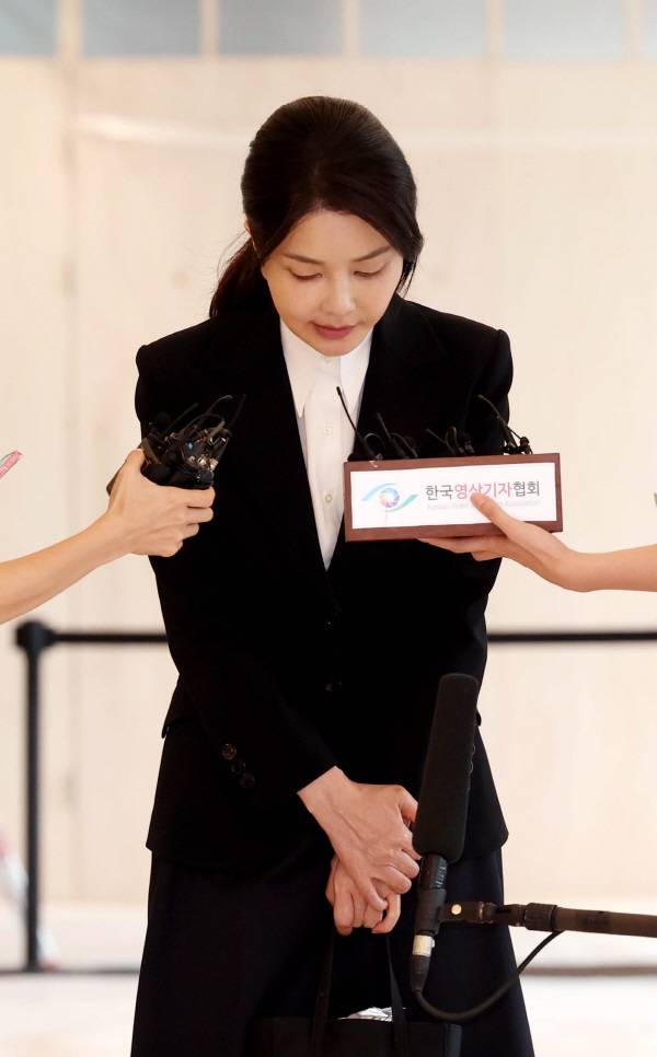 윤석열 전 대통령 배우자 김건희 여사가 6일 서울 종로구 KT광화문빌딩 웨스트에 마련된 민중기 특별검사팀 사무실에 피의자 신분으로 출석, 취재진의 질문에 답하고 있다. 사진공동취재단