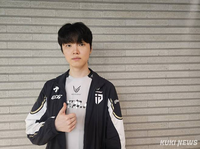 ‘쵸비’ 정지훈이 7일 오후 7시 서울 종로구 롤파크 LCK 아레나에서 열린 ‘2025 LCK’ 정규시즌 레전드 그룹 4라운드 젠지와 T1의 경기가 끝난 후 인터뷰에서 사진 촬영을 하고 있다. 송한석 기자