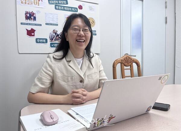 ▲김두나 변호사가 서울 영등포 희망을 만드는 법 사무실에서 미디어오늘과 인터뷰 하고 있다. 사진=정민경 기자.