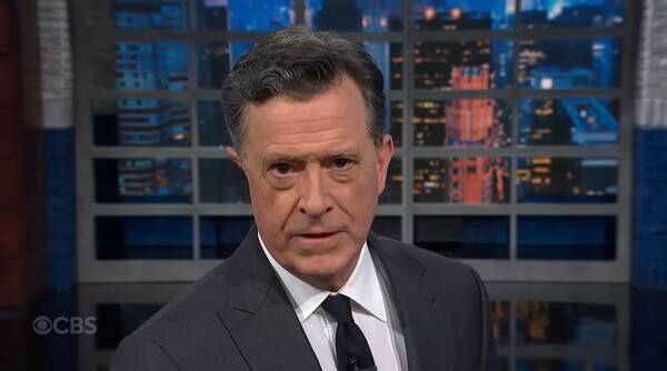 ▲ '더 레이트 쇼 위드 스티븐 콜베어' 진행하고 있는 스티븐 콜베어.