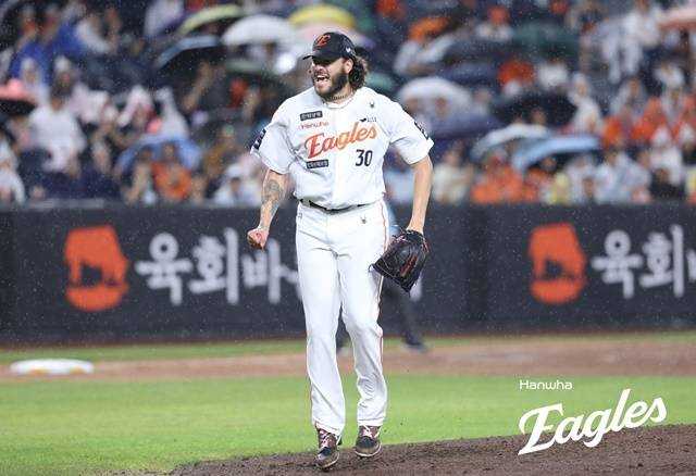 폰세가 6일 대전 KT전에서 자신의 임무를 마친 뒤 기뻐하고 있다. 사진=한화 제공